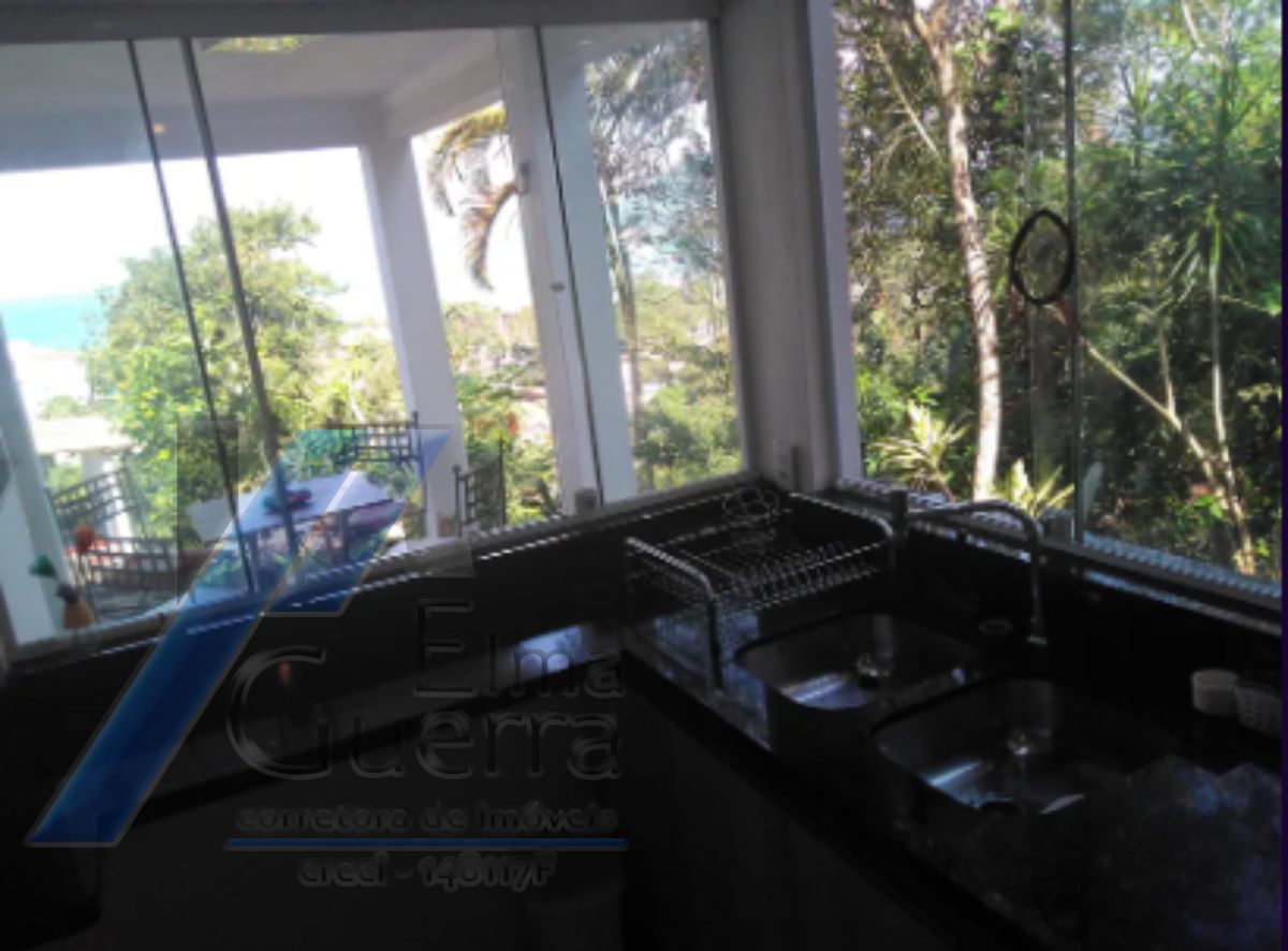 Ubatuba, Enseada - Casa com 05 dormitórios com vista para o mar.