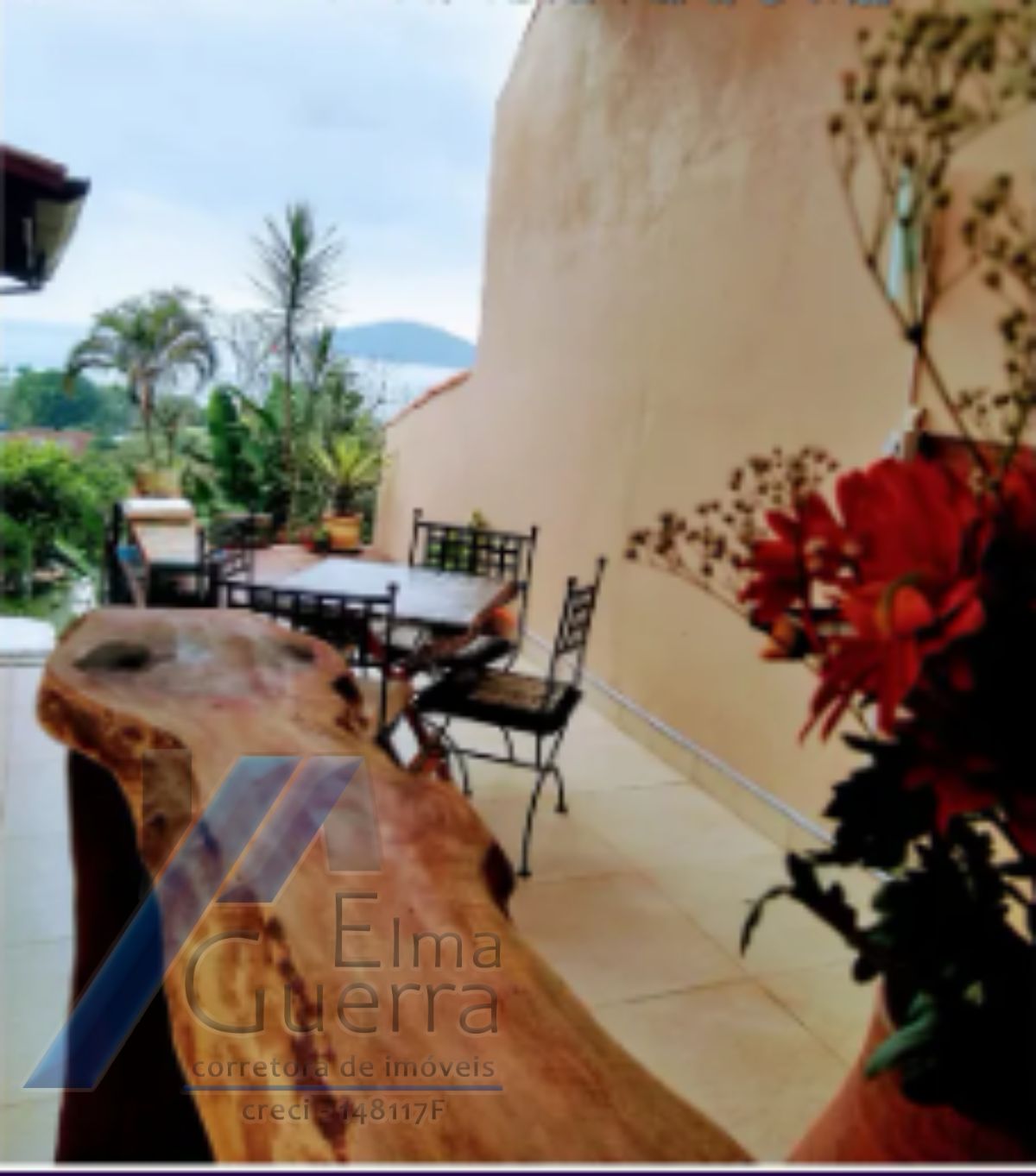 Ubatuba, Enseada - Casa com 05 dormitórios com vista para o mar.