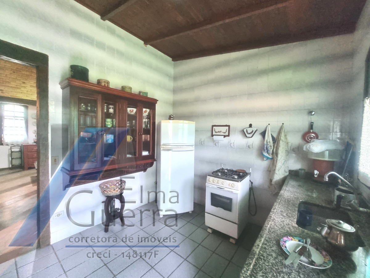 Ubatuba, Ressaca - Casa com 03 dormitórios, sendo 01 suíte.