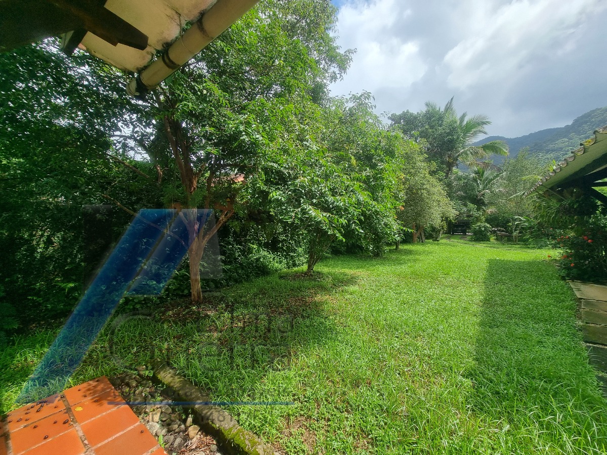 Ubatuba, Ressaca - Casa com 03 dormitórios, sendo 01 suíte.