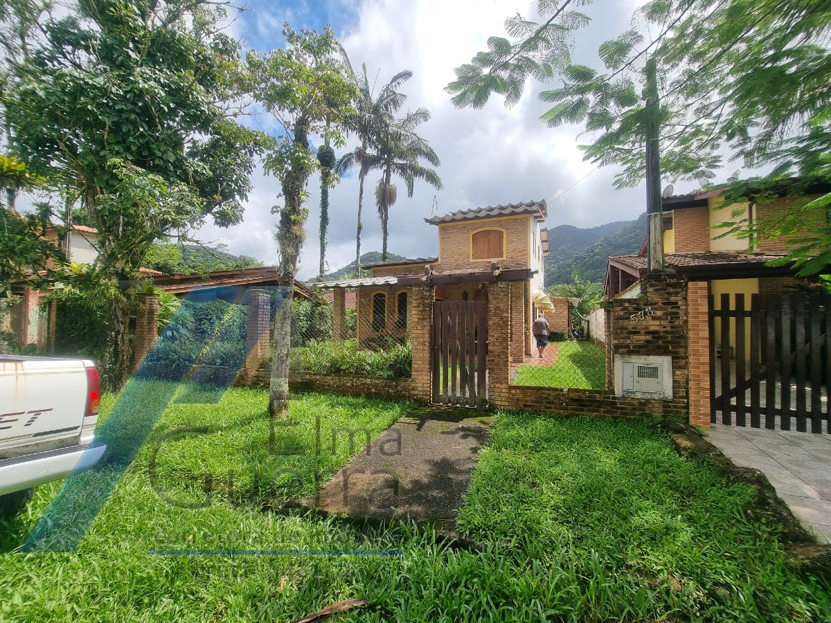 Ubatuba, Ressaca - Casa com 03 dormitórios, sendo 01 suíte.