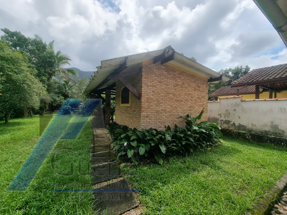 Ubatuba, Ressaca - Casa com 03 dormitórios, sendo 01 suíte.