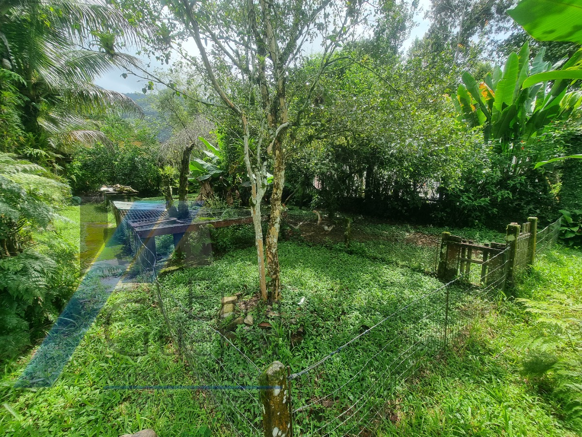 Ubatuba, Ressaca - Casa com 03 dormitórios, sendo 01 suíte.