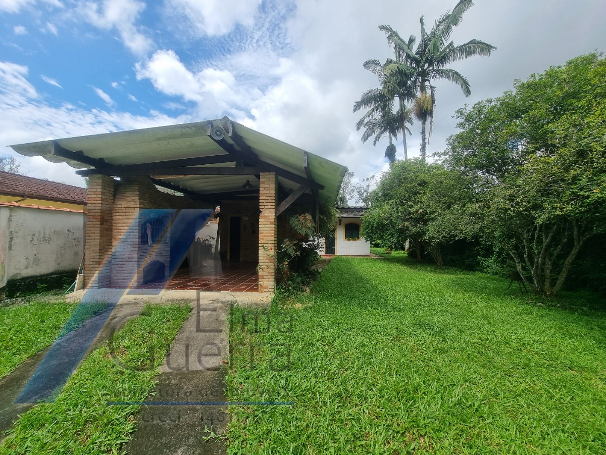 Ubatuba, Ressaca - Casa com 03 dormitórios, sendo 01 suíte.