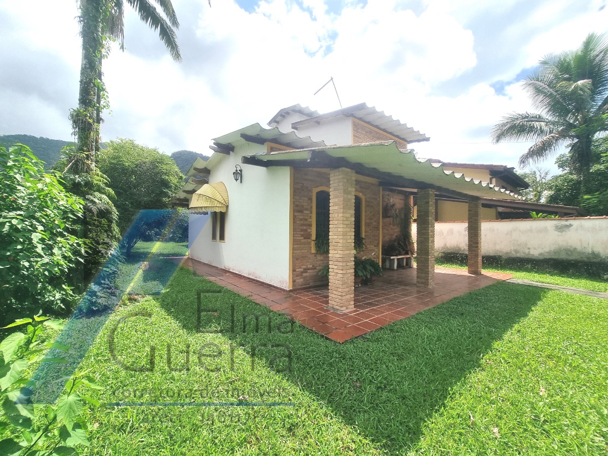 Ubatuba, Ressaca - Casa com 03 dormitórios, sendo 01 suíte.
