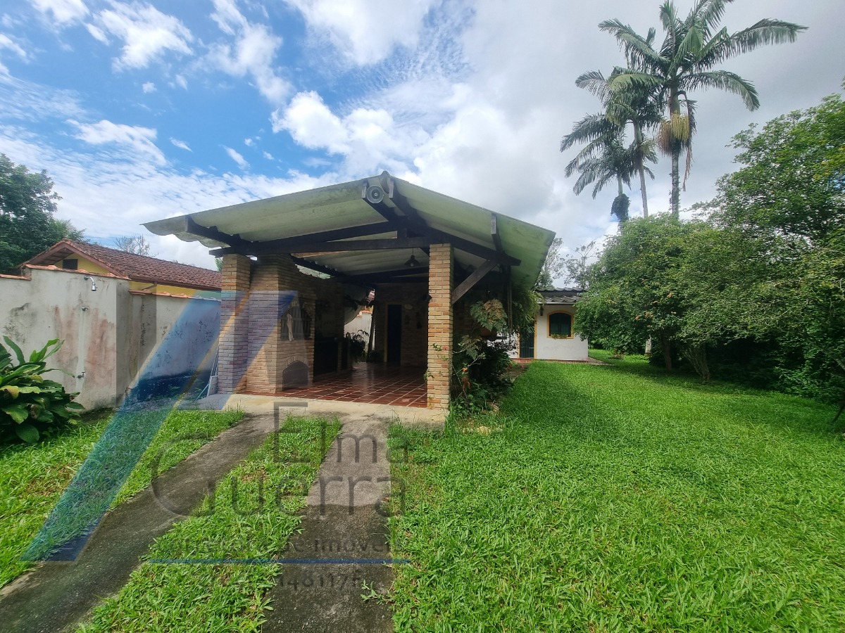 Ubatuba, Ressaca - Casa com 03 dormitórios, sendo 01 suíte.