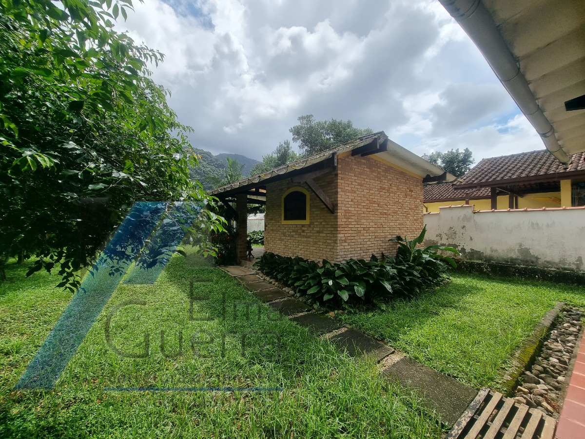 Ubatuba, Ressaca - Casa com 03 dormitórios, sendo 01 suíte.