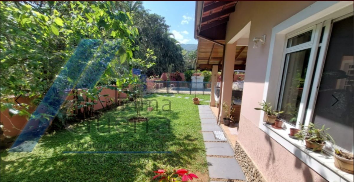 Ubatuba - Condomínio Park Hills, casa com 03 dormitórios, sendo 01 suíte e área de lazer.