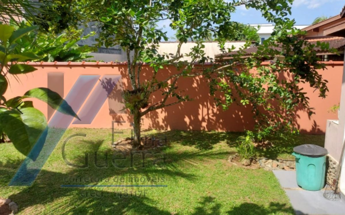 Ubatuba - Condomínio Park Hills, casa com 03 dormitórios, sendo 01 suíte e área de lazer.