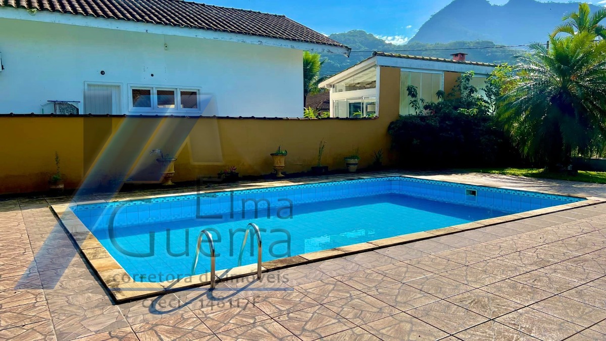 Ubatuba - Condomínio Villas, casa com 03 dormitórios, sendo 01 suíte e área de lazer.