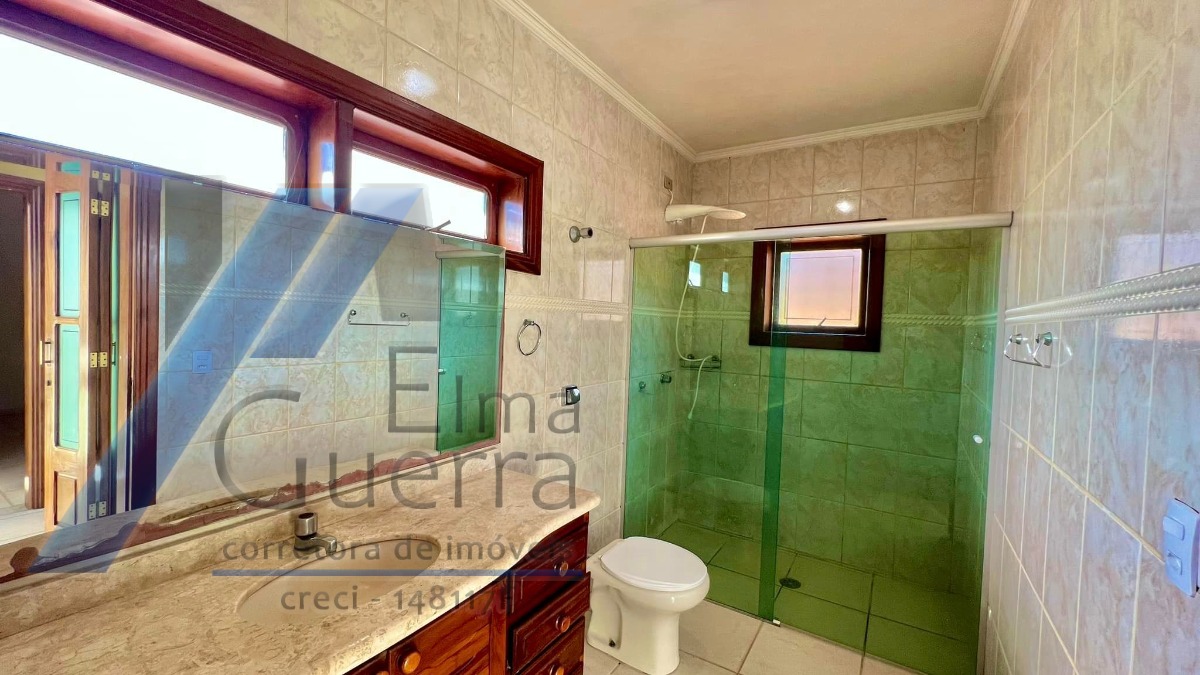 Ubatuba - Condomínio Villas, casa com 03 dormitórios, sendo 01 suíte e área de lazer.
