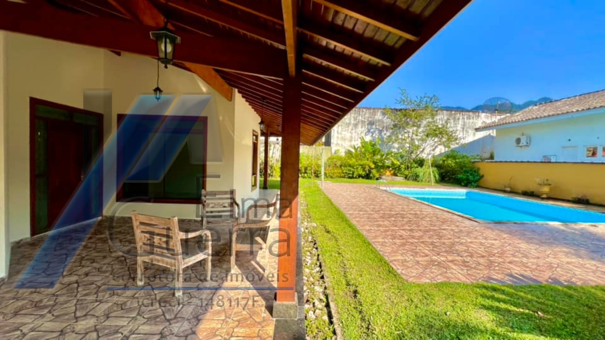 Ubatuba - Condomínio Villas, casa com 03 dormitórios, sendo 01 suíte e área de lazer.