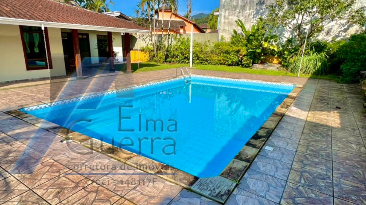 Ubatuba - Condomínio Villas, casa com 03 dormitórios, sendo 01 suíte e área de lazer.