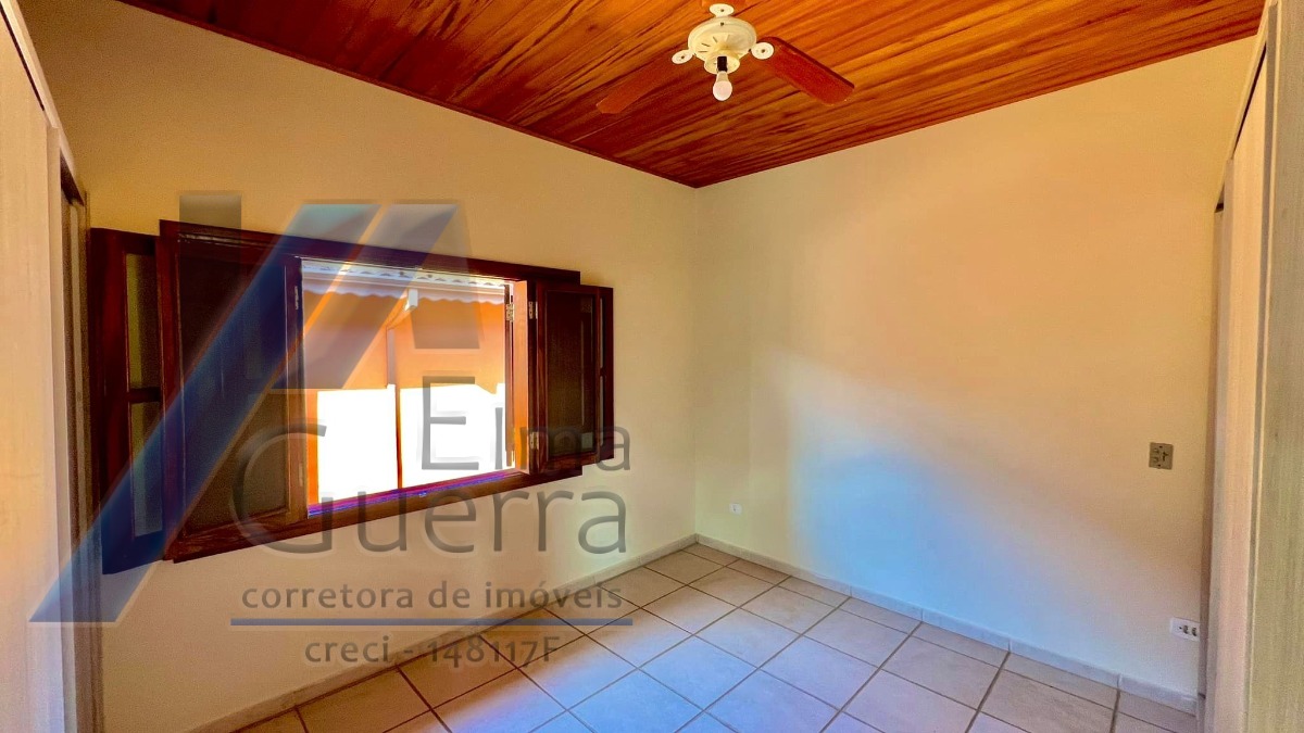 Ubatuba - Condomínio Villas, casa com 03 dormitórios, sendo 01 suíte e área de lazer.
