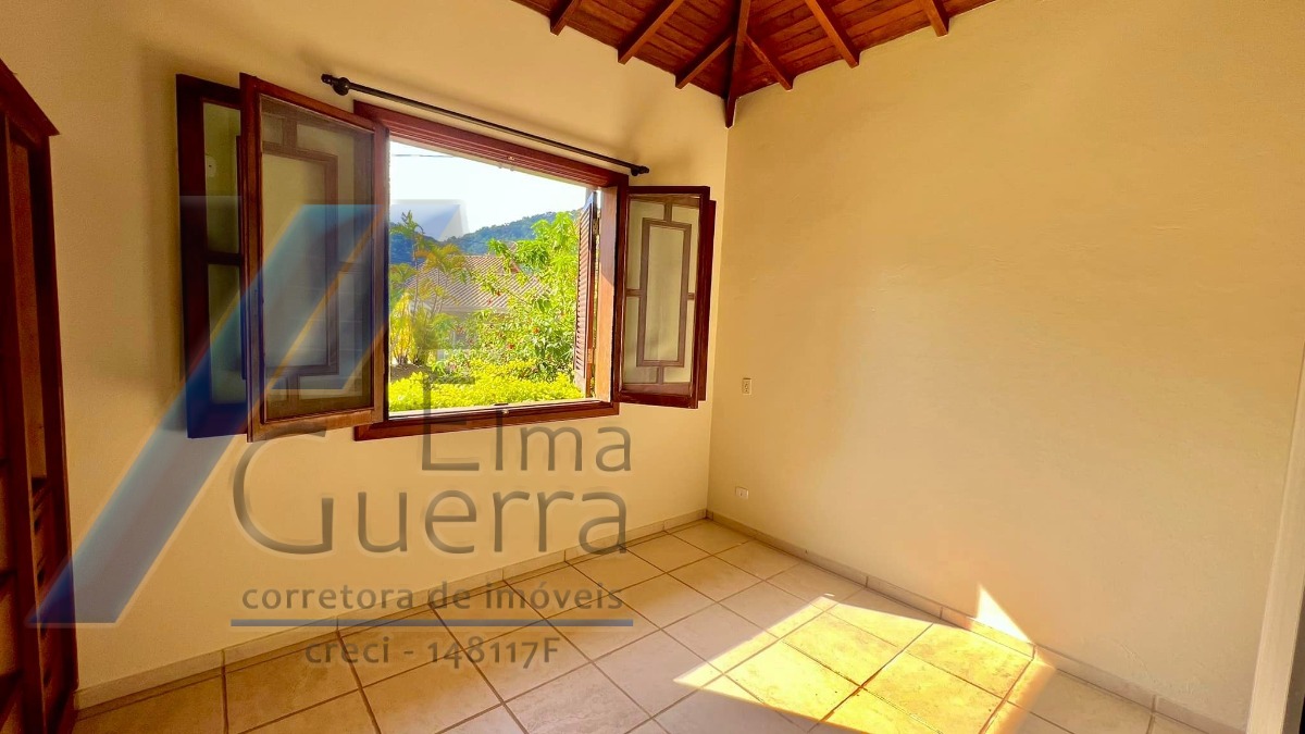Ubatuba - Condomínio Villas, casa com 03 dormitórios, sendo 01 suíte e área de lazer.