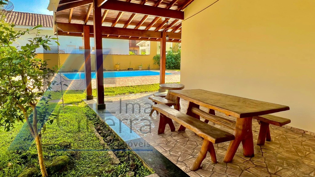 Ubatuba - Condomínio Villas, casa com 03 dormitórios, sendo 01 suíte e área de lazer.