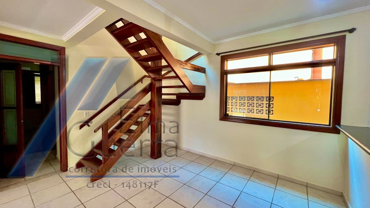 Ubatuba - Condomínio Villas, casa com 03 dormitórios, sendo 01 suíte e área de lazer.