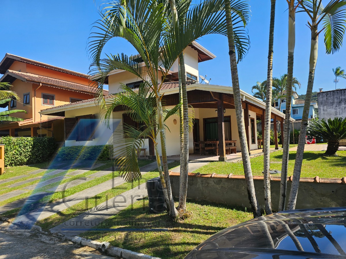 Ubatuba - Condomínio Villas, casa com 03 dormitórios, sendo 01 suíte e área de lazer.