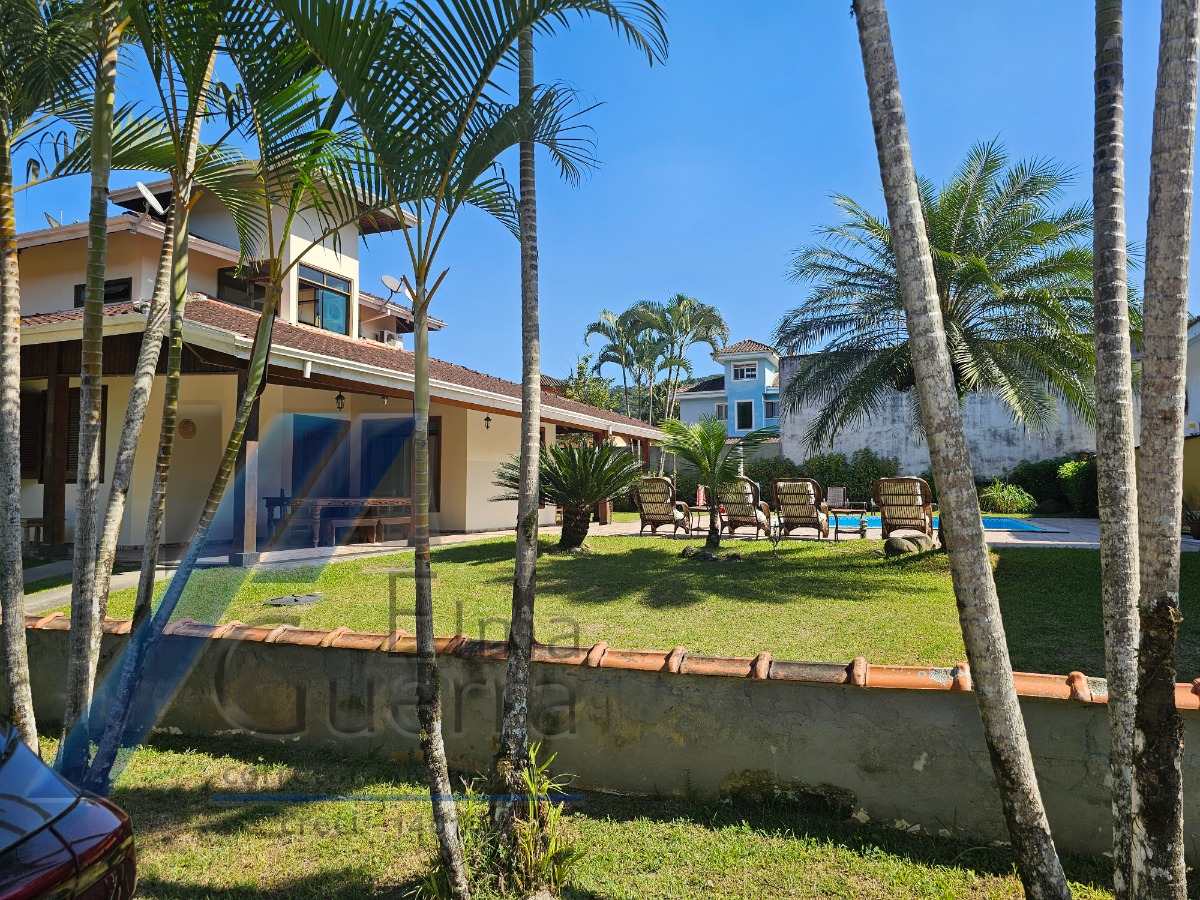 Ubatuba - Condomínio Villas, casa com 03 dormitórios, sendo 01 suíte e área de lazer.