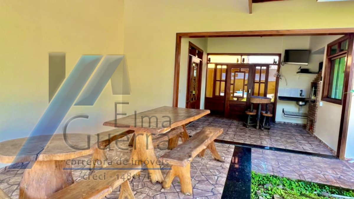 Ubatuba - Condomínio Villas, casa com 03 dormitórios, sendo 01 suíte e área de lazer.
