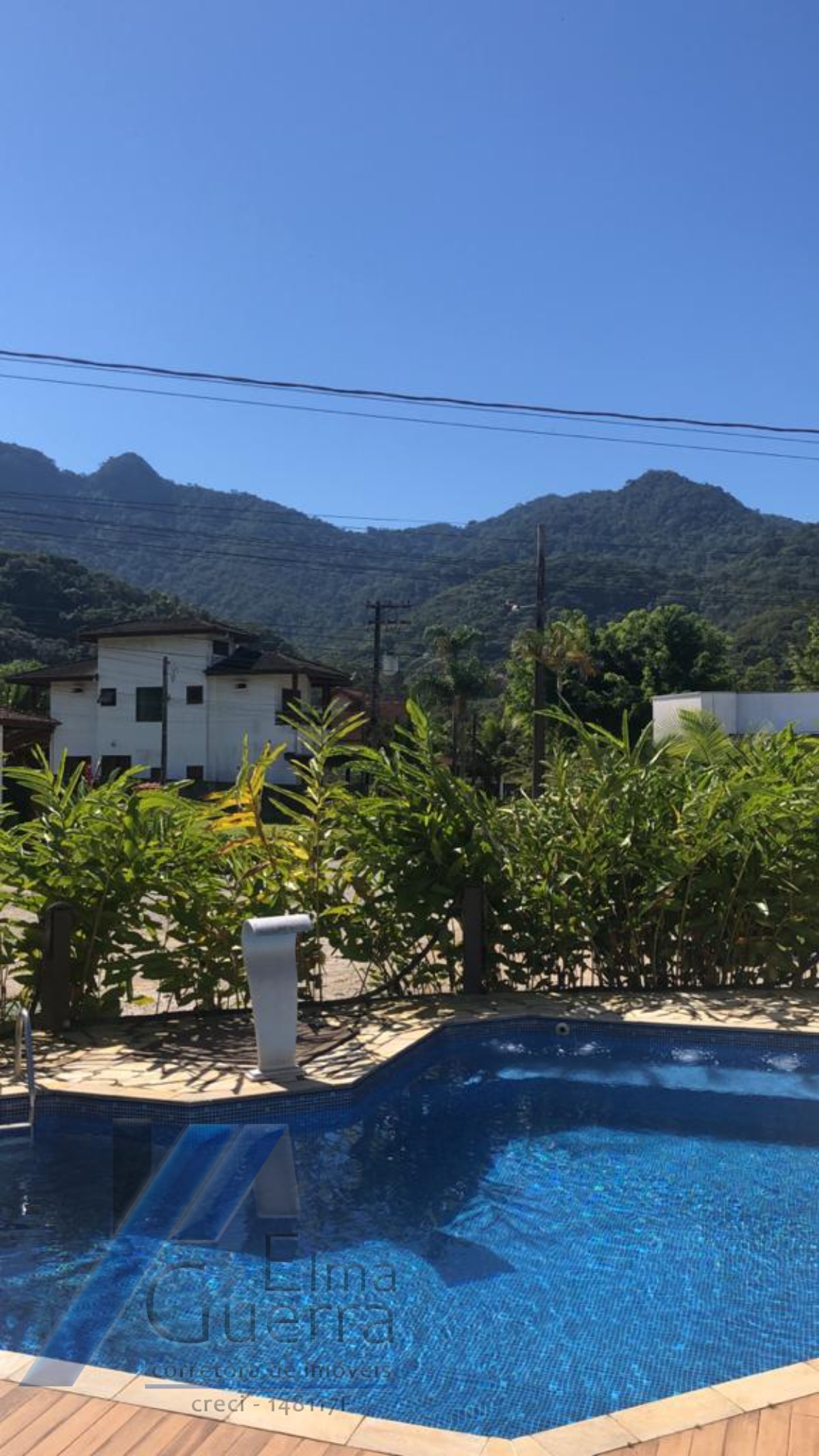 Ubatuba - Condomínio Villas, casa com 04 dormitórios, sendo 02 suítes e área de lazer.