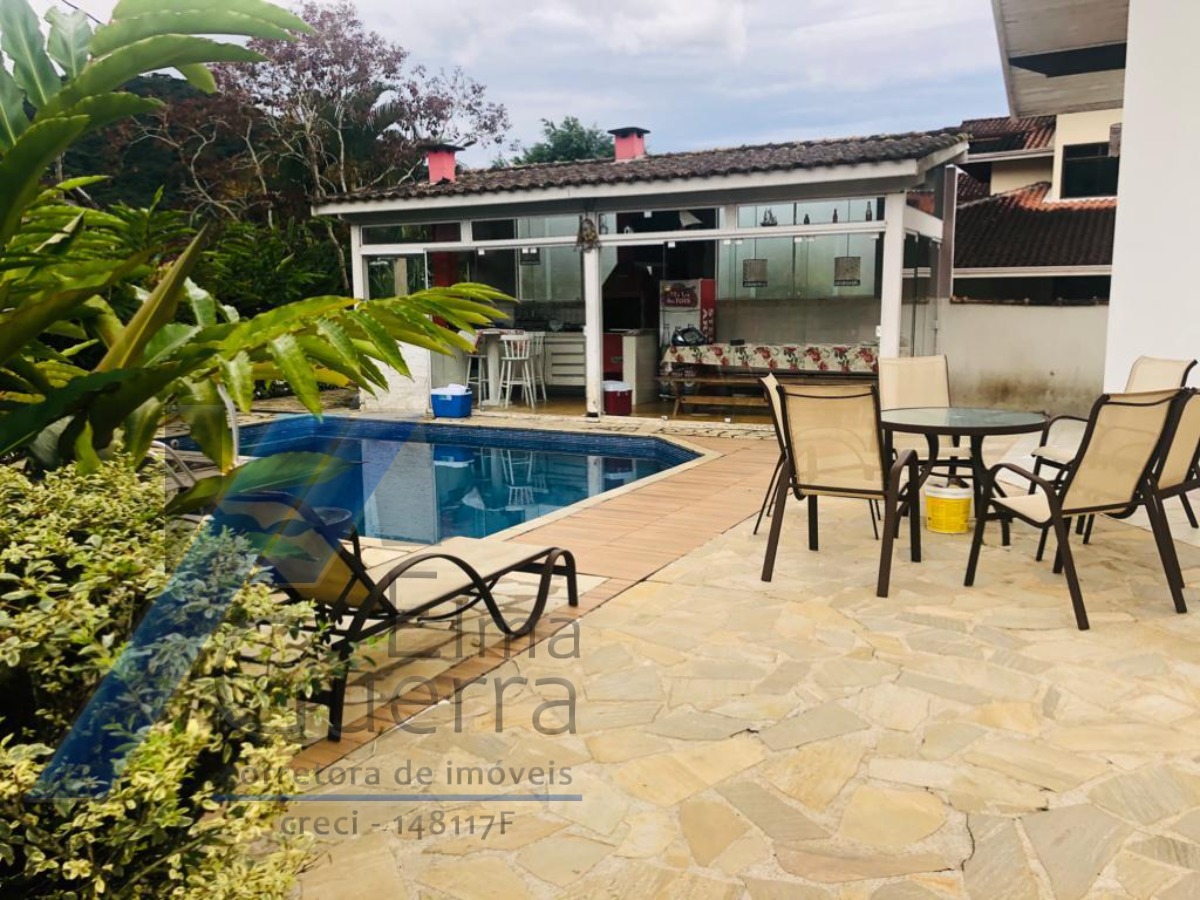 Ubatuba - Condomínio Villas, casa com 04 dormitórios, sendo 02 suítes e área de lazer.