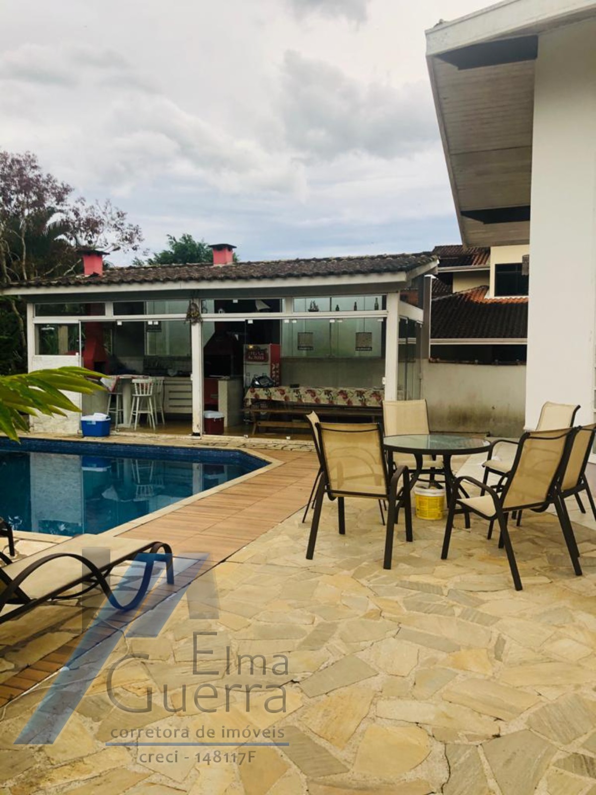 Ubatuba - Condomínio Villas, casa com 04 dormitórios, sendo 02 suítes e área de lazer.