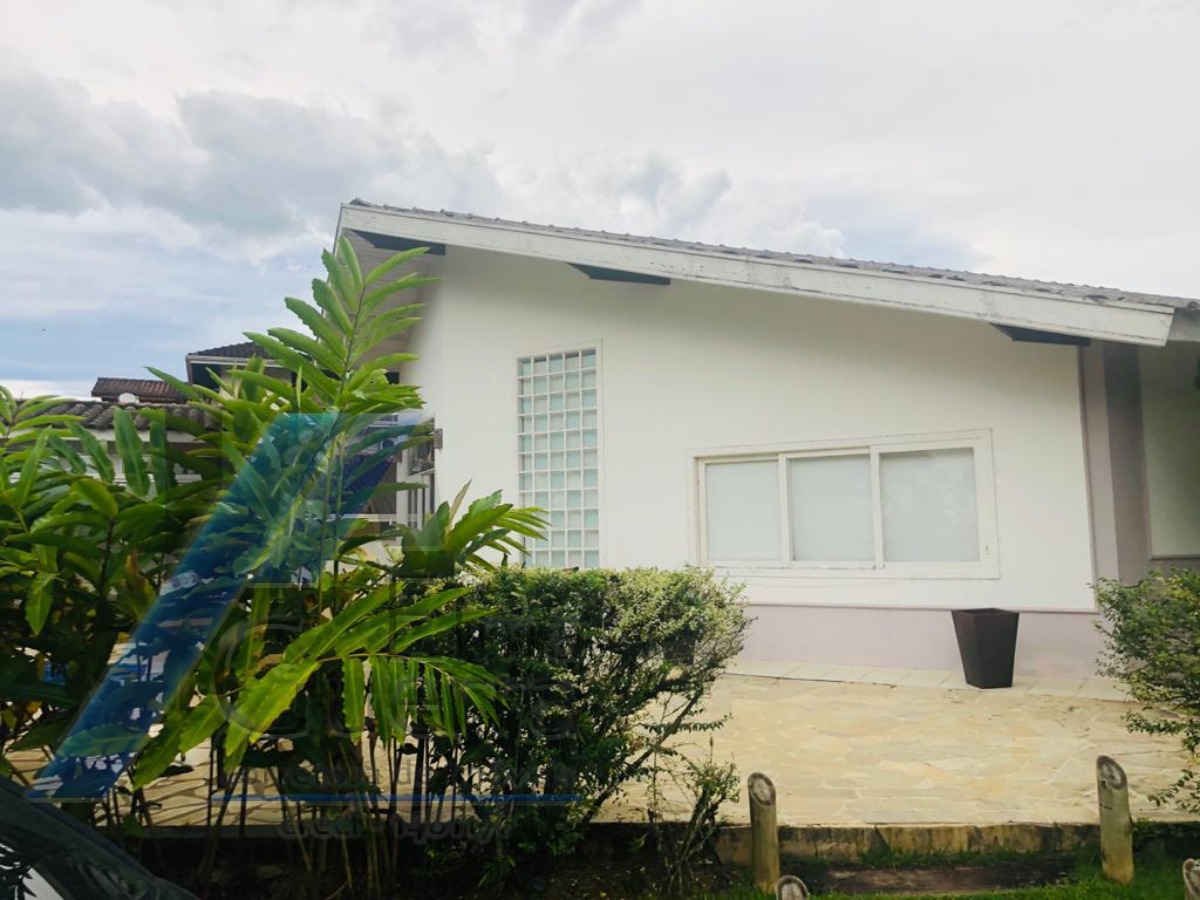 Ubatuba - Condomínio Villas, casa com 04 dormitórios, sendo 02 suítes e área de lazer.