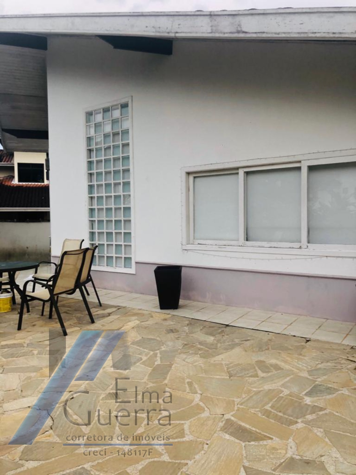 Ubatuba - Condomínio Villas, casa com 04 dormitórios, sendo 02 suítes e área de lazer.