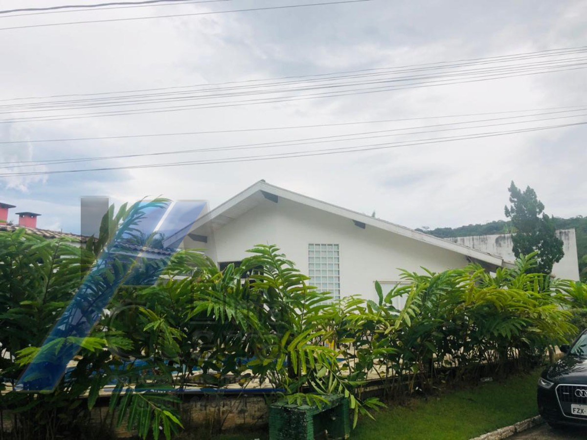 Ubatuba - Condomínio Villas, casa com 04 dormitórios, sendo 02 suítes e área de lazer.