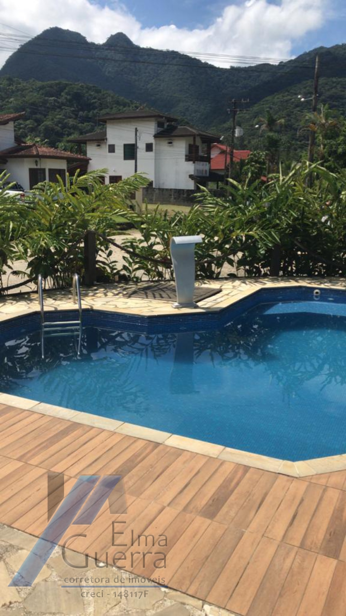 Ubatuba - Condomínio Villas, casa com 04 dormitórios, sendo 02 suítes e área de lazer.