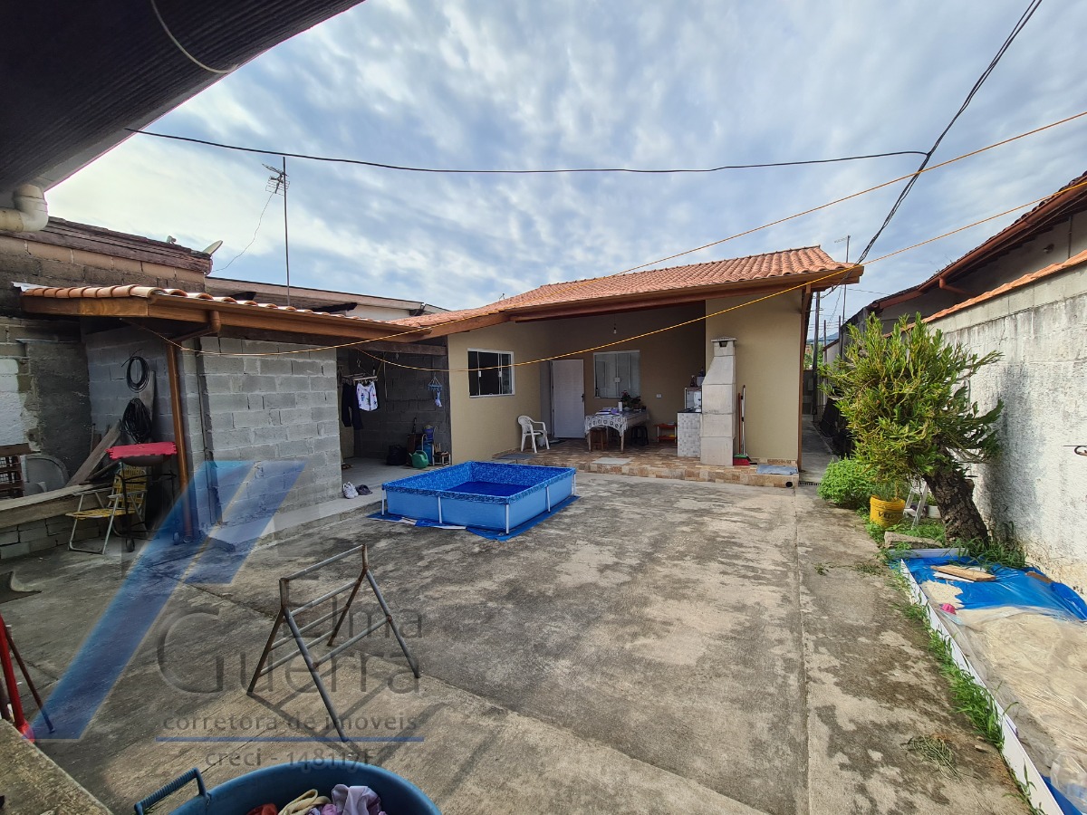 Ubatuba, Centro - Casa com 03 dormitórios, sendo 01 suíte.