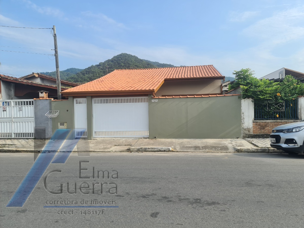 Ubatuba, Centro - Casa com 03 dormitórios, sendo 01 suíte.