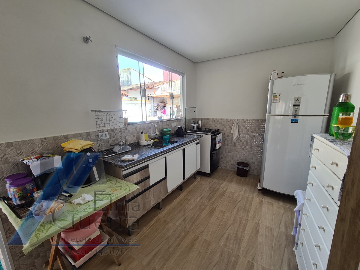 Ubatuba, Centro - Casa com 03 dormitórios, sendo 01 suíte.