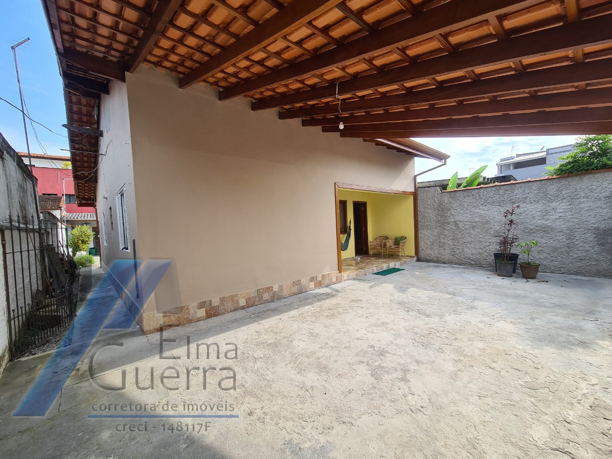 Ubatuba, Centro - Casa com 03 dormitórios, sendo 01 suíte.