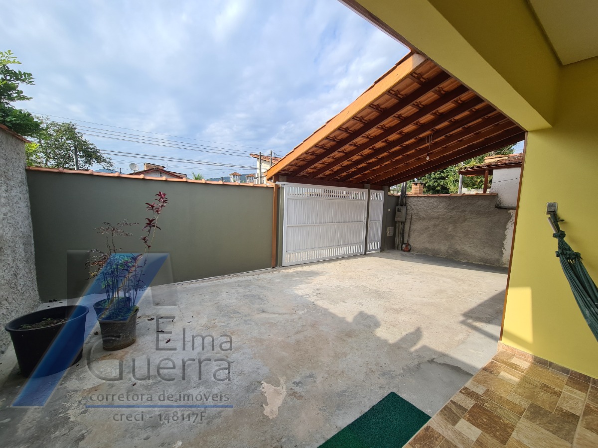 Ubatuba, Centro - Casa com 03 dormitórios, sendo 01 suíte.
