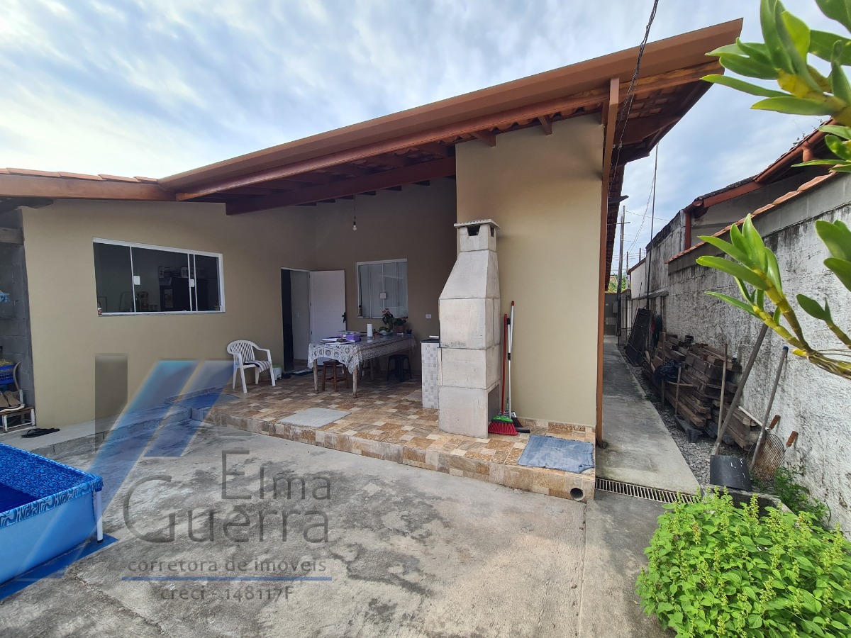 Ubatuba, Centro - Casa com 03 dormitórios, sendo 01 suíte.