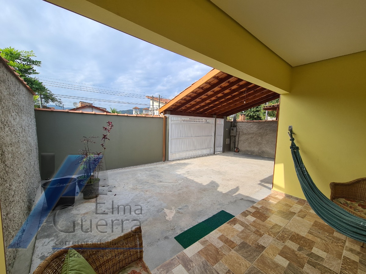 Ubatuba, Centro - Casa com 03 dormitórios, sendo 01 suíte.