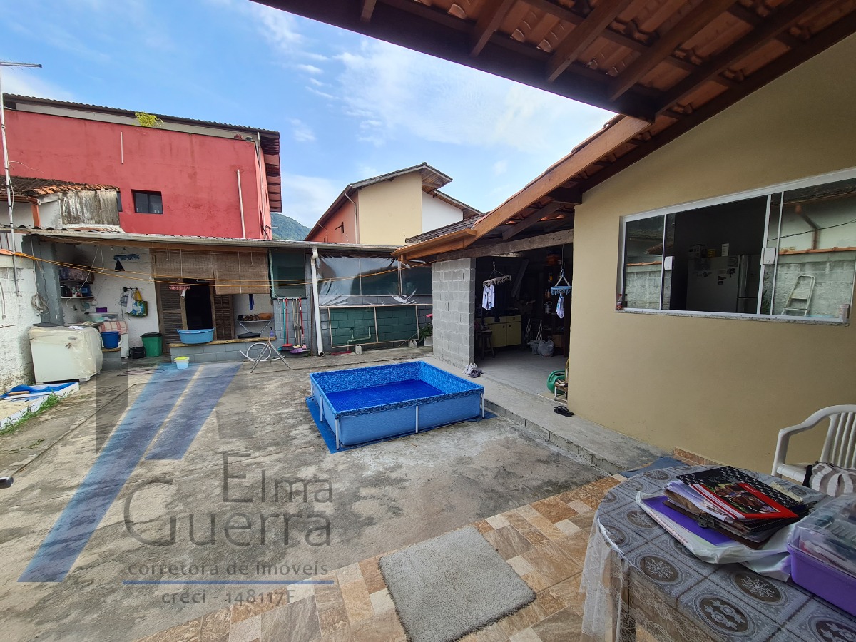 Ubatuba, Centro - Casa com 03 dormitórios, sendo 01 suíte.