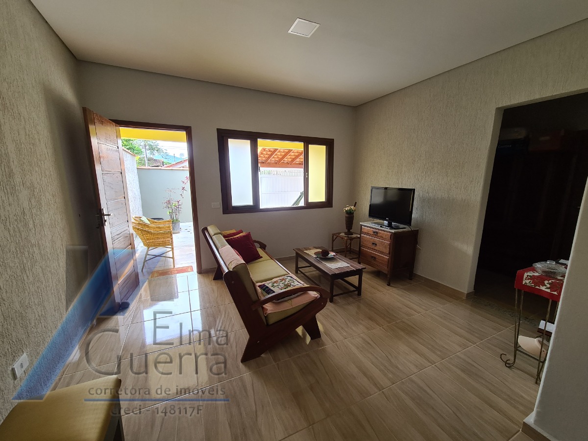 Ubatuba, Centro - Casa com 03 dormitórios, sendo 01 suíte.