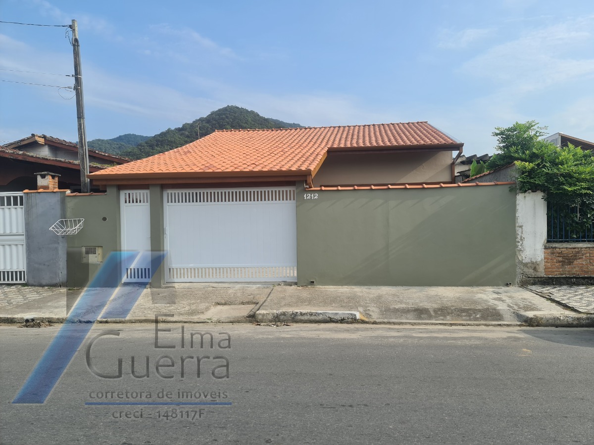 Ubatuba, Centro - Casa com 03 dormitórios, sendo 01 suíte.
