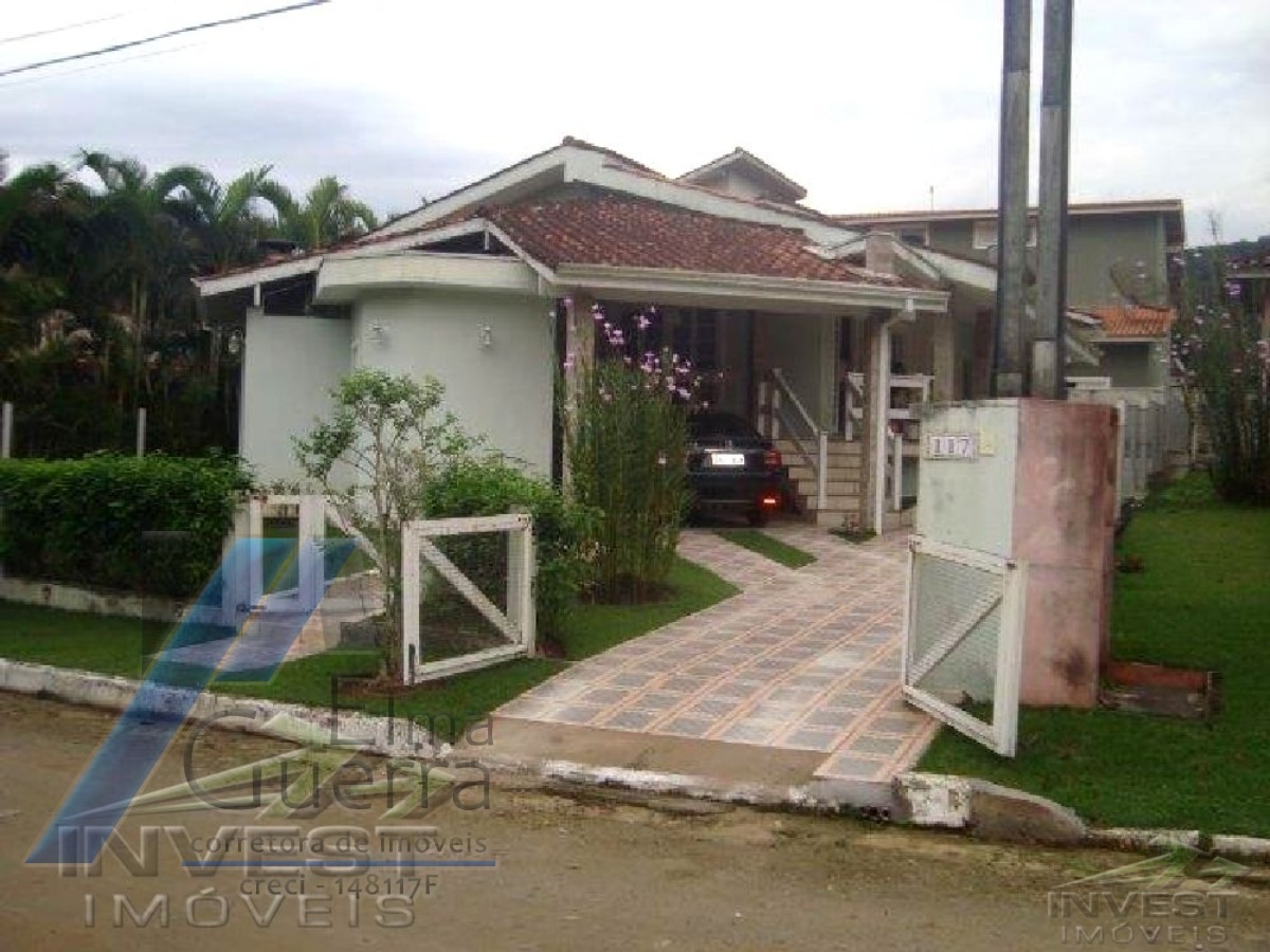 Ubatuba - Condomínio Ubatuba country, casa no com 03 dormitórios, sendo 01 suíte.