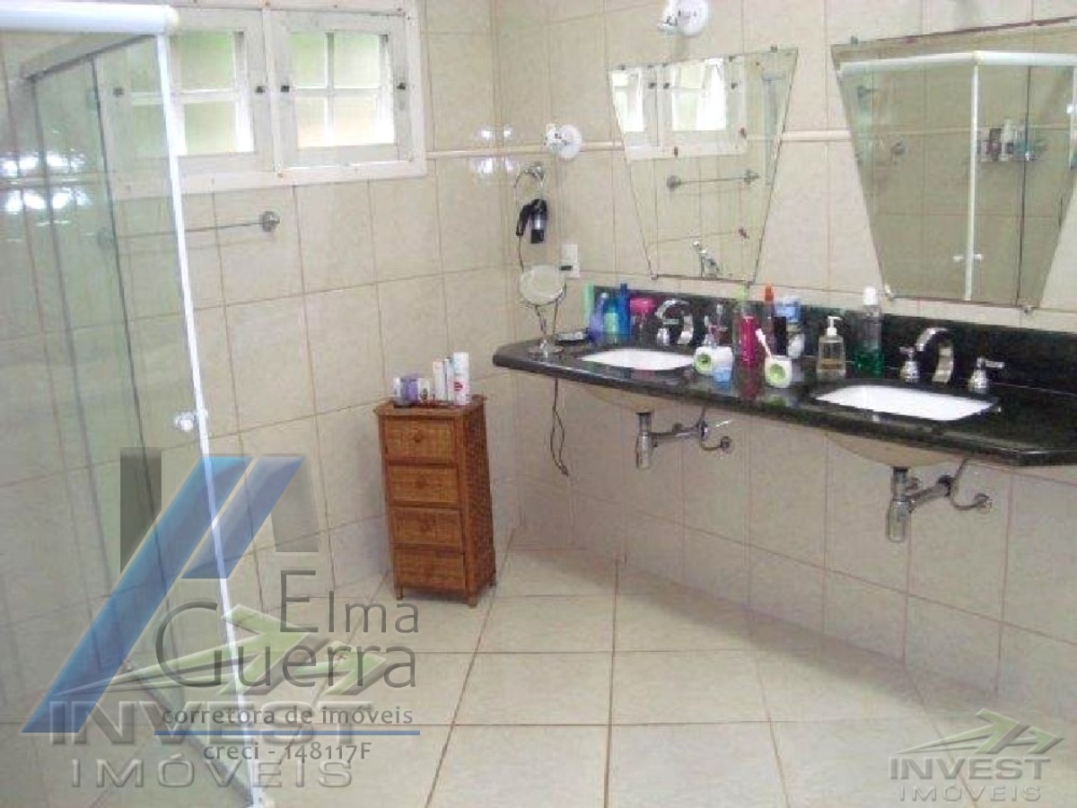 Ubatuba - Condomínio Ubatuba country, casa no com 03 dormitórios, sendo 01 suíte.