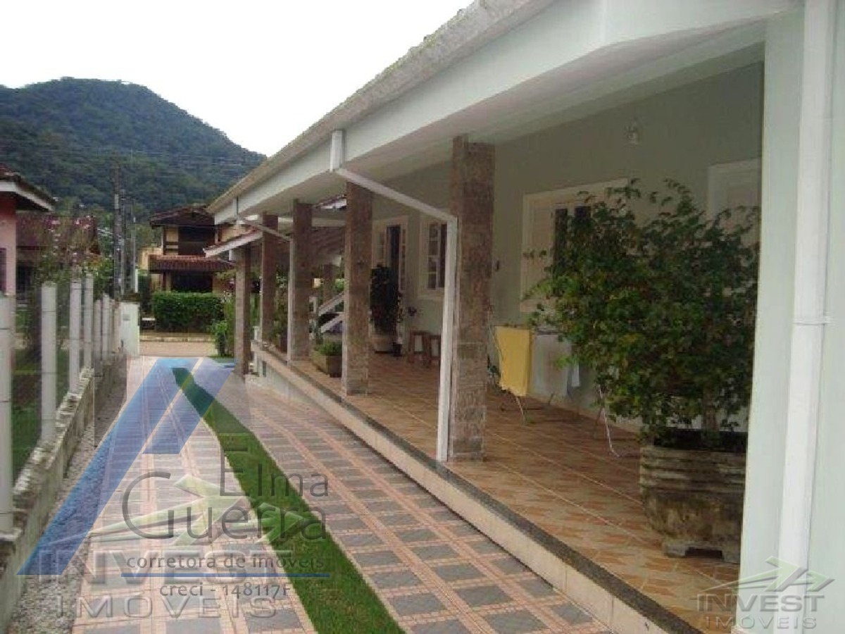Ubatuba - Condomínio Ubatuba country, casa no com 03 dormitórios, sendo 01 suíte.