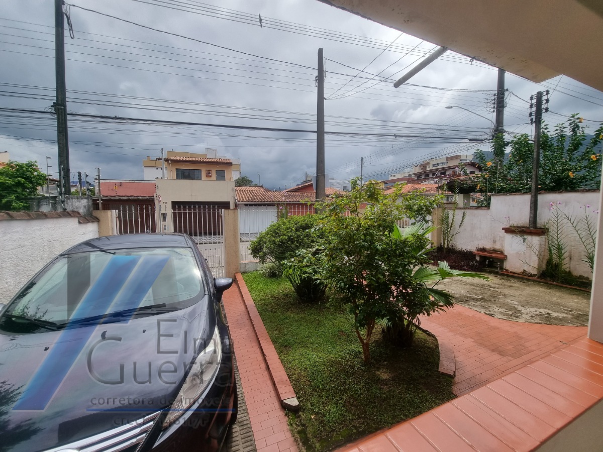 Ubatuba, Centro - Casa com 02 dormitórios.