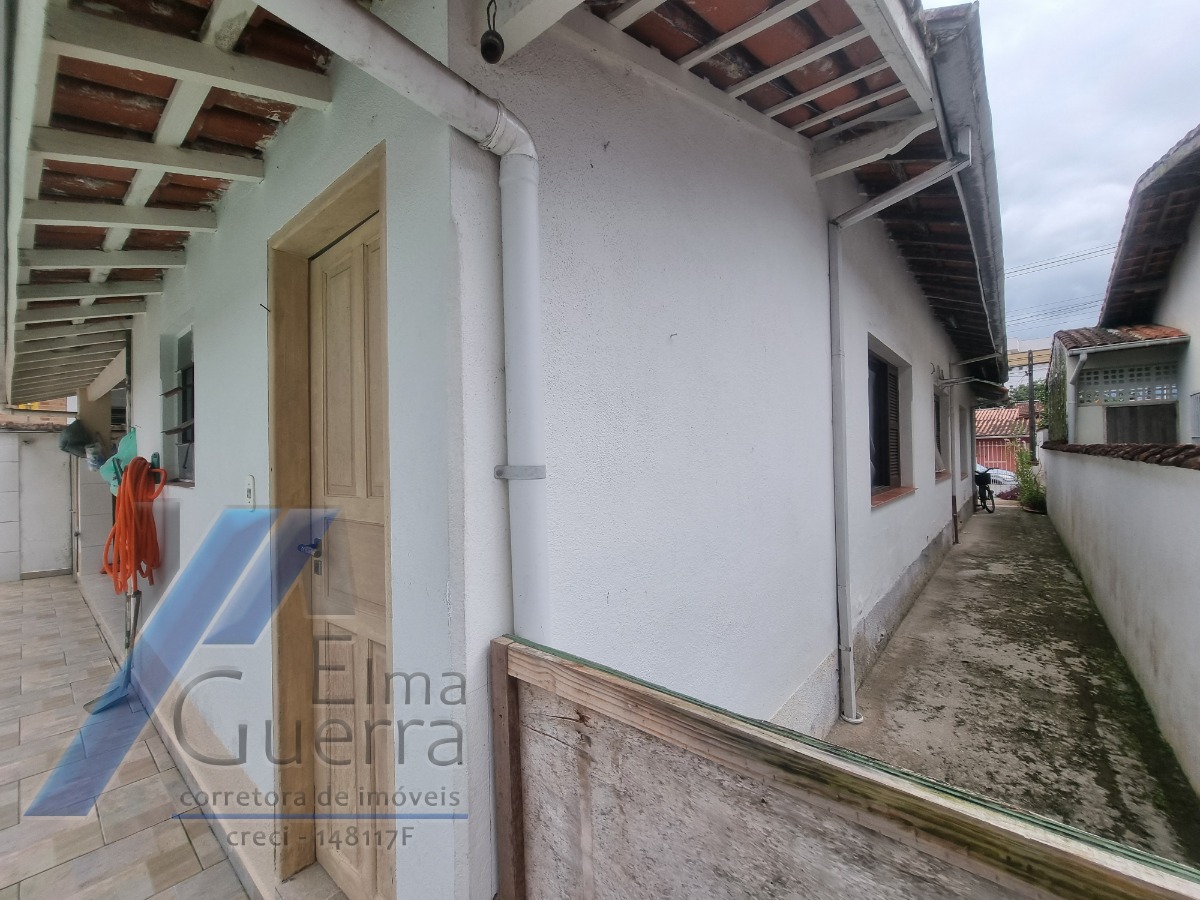 Ubatuba, Centro - Casa com 02 dormitórios.