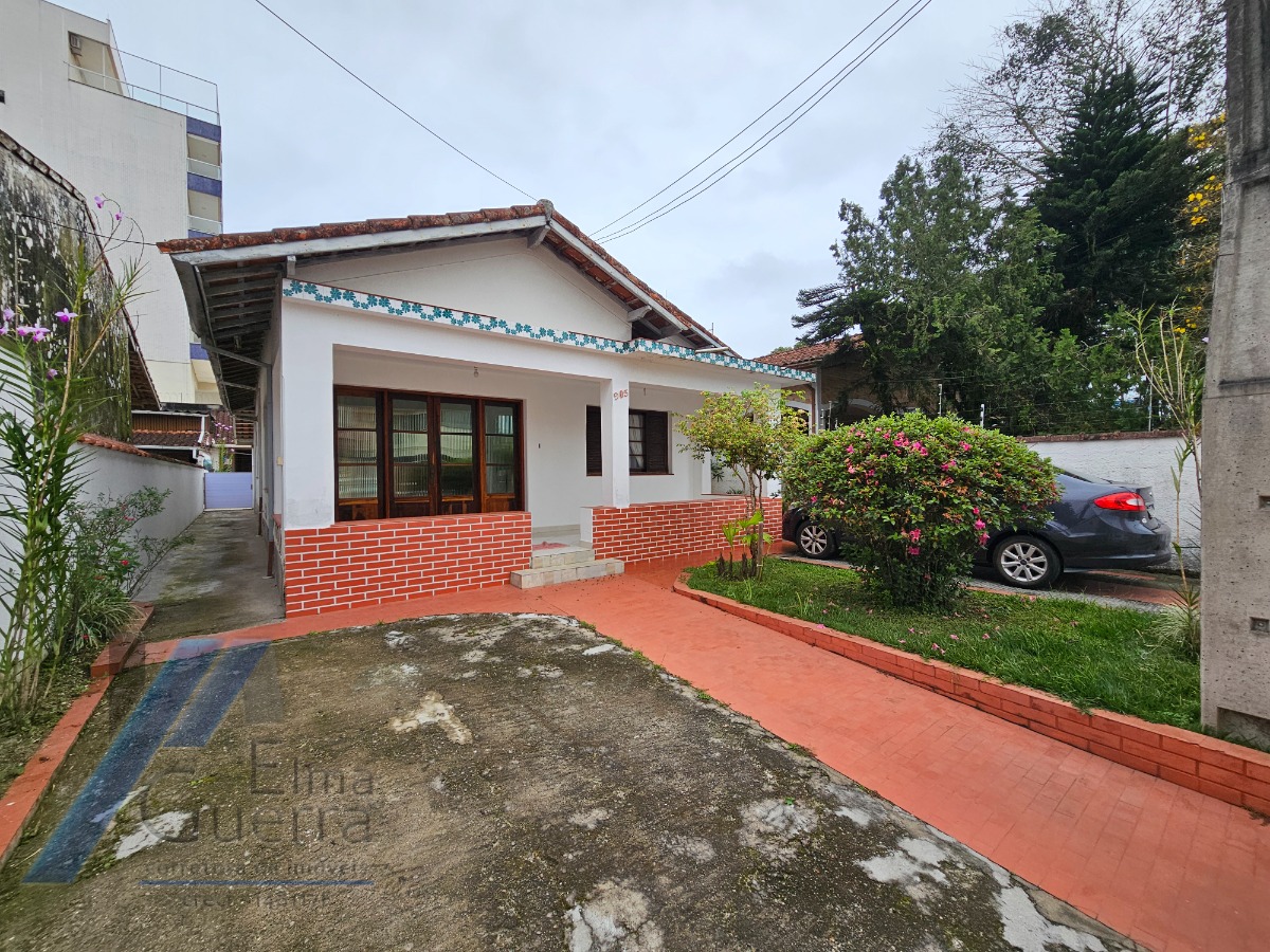 Ubatuba, Centro - Casa com 02 dormitórios.