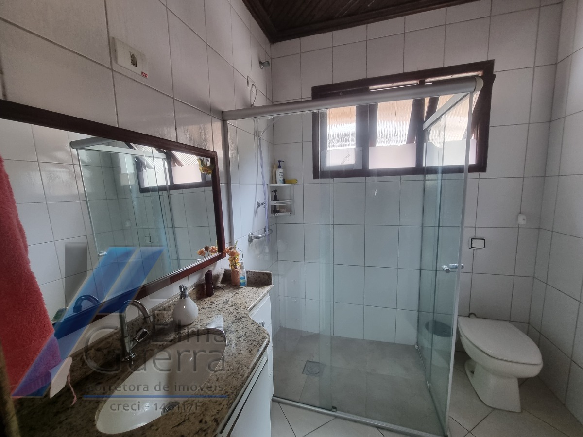Ubatuba, Centro - Casa com 02 dormitórios.