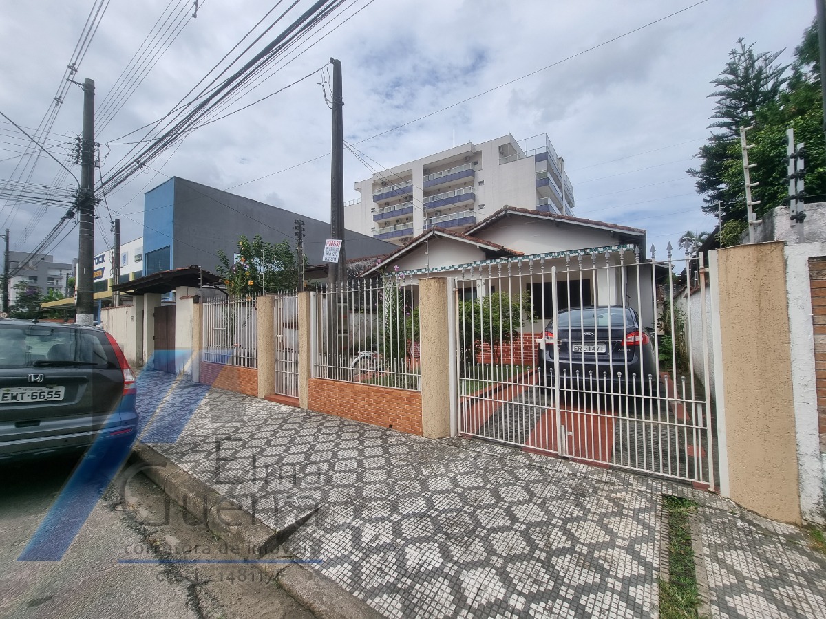 Ubatuba, Centro - Casa com 02 dormitórios.