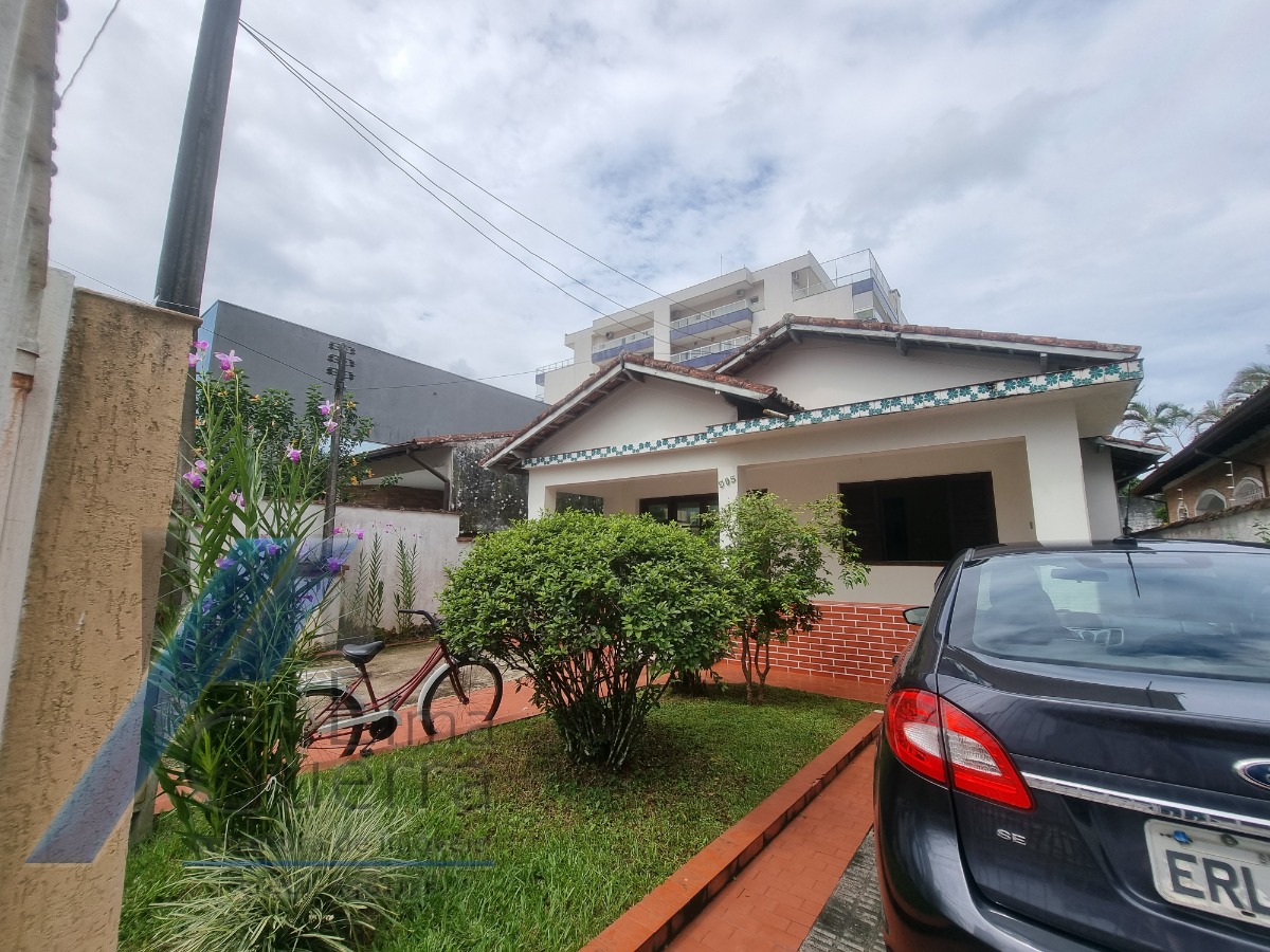 Ubatuba, Centro - Casa com 02 dormitórios.